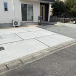 ①駐車場